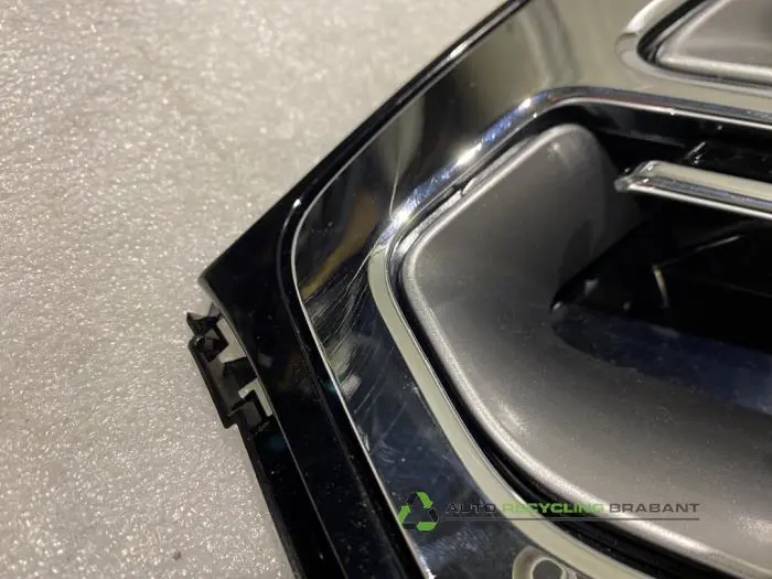 Grille - b6f6d768-acd4-44a5-908a-79c69aea659e.jpg