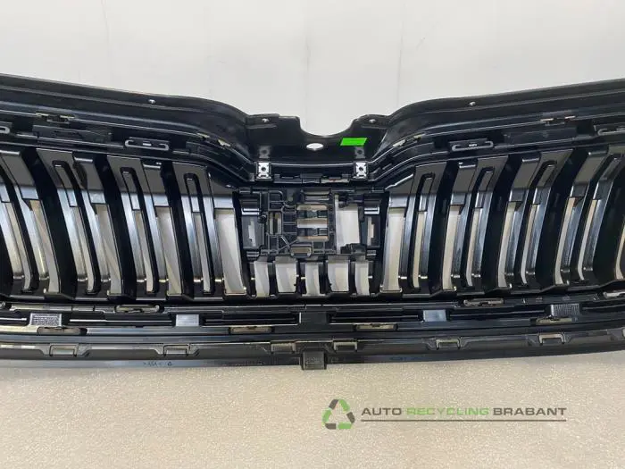 Grille - b21e0904-8a24-4046-a7c7-0de2e2a624af.jpg