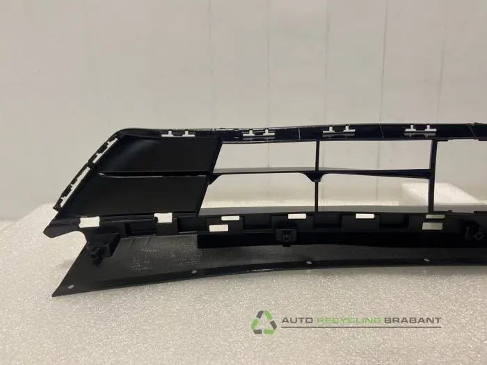 Grille - 1955ef85-8b5c-4f4a-a6a8-435d40c2a37c.jpg