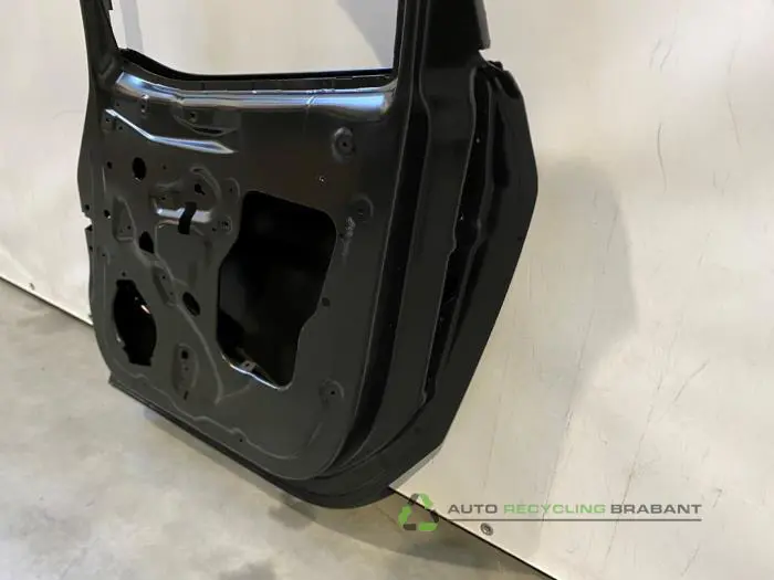 Rear door 4-door, right - f83c9a24-4e53-4a83-bc52-2347d085dd9b.jpg