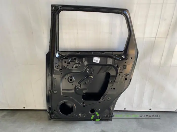 Rear door 4-door, right - aaeaf297-c82d-4700-a822-68939797dd97.jpg