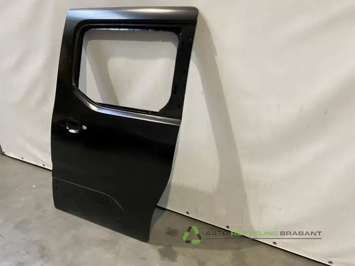 Sliding door, left - b43f4e78-3ff9-4456-8356-57b3a380d496.jpg