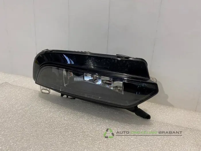 Feu antibrouillard avant droit - 0b2ea723-4582-468a-9a53-9337eb0bf158.jpg