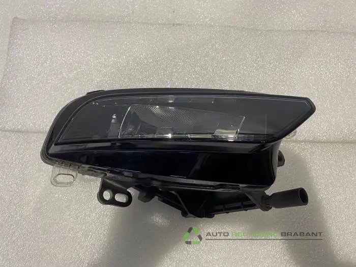 Feu antibrouillard avant droit - c2cf170c-2146-4138-8a25-ad64c8384ff1.jpg