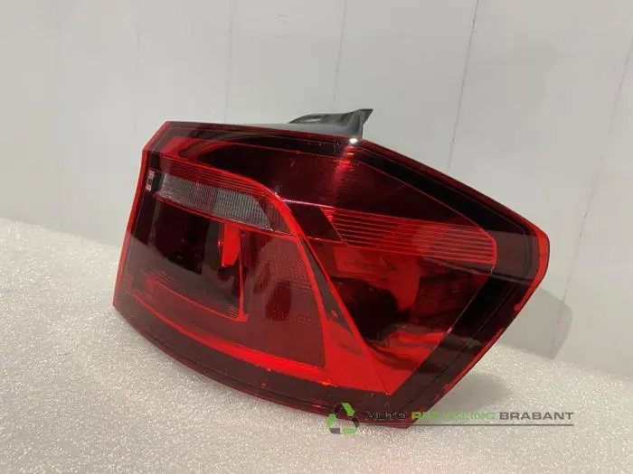 Rücklicht rechts - 60262e70-1edc-4b5f-85f1-77cba502299c.jpg